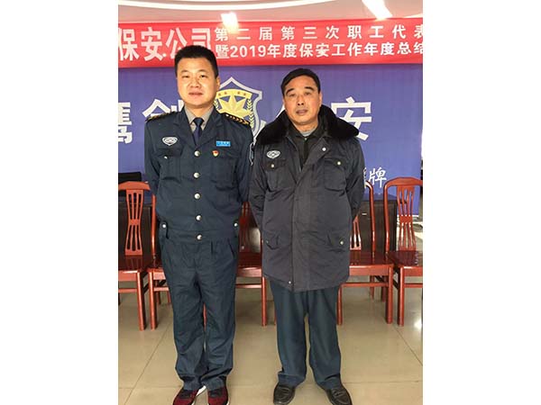 公司副总经理李丹与老同志姜香保合影留念